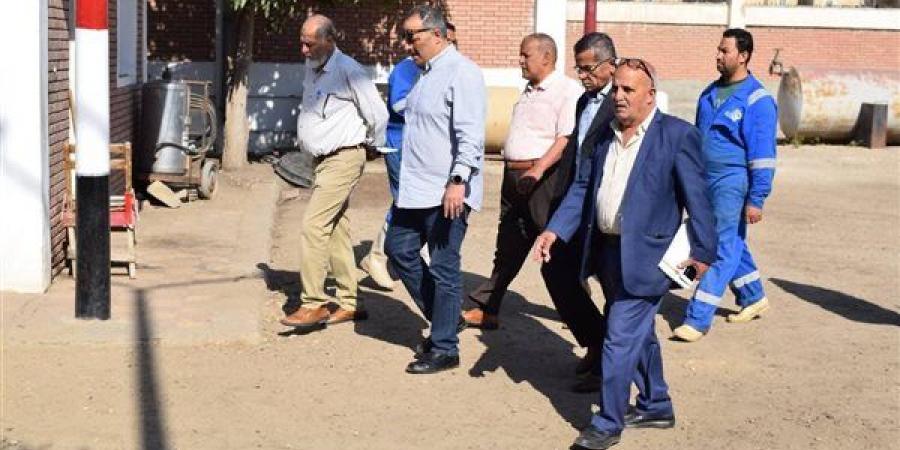 رئيس مياه القناة يجري جولة مفاجئة على المحطات لمتابعة انتظام العمل