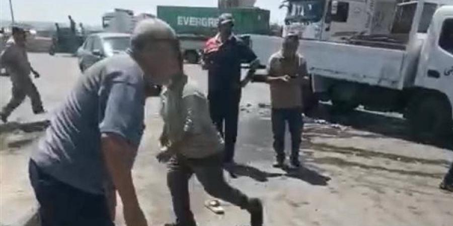 إصابة مدير إشغالات حي العجمي بـ"حجر" في وجهه أثناء حملة لإزالة عربة فول