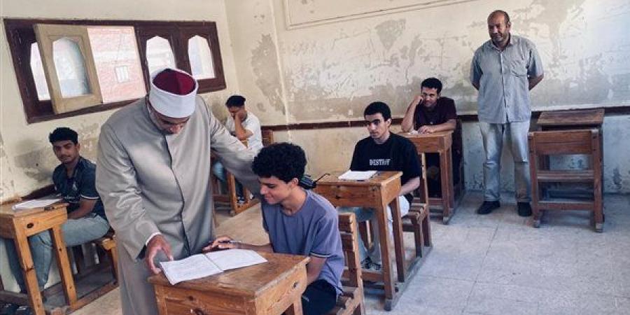 يؤدون امتحان التفسير، انتظام لجان القسم العلمي بالثانوية الأزهرية في الدقهلية دون شكاوى