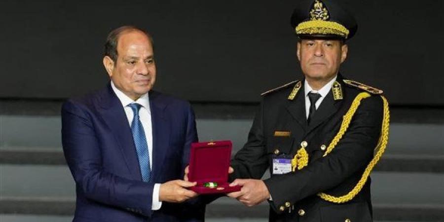 قبل استشهاده، السيسي يمنح اللواء محمد الشربيني نوط الامتياز من الطبقة الأولى في عيد الشرطة