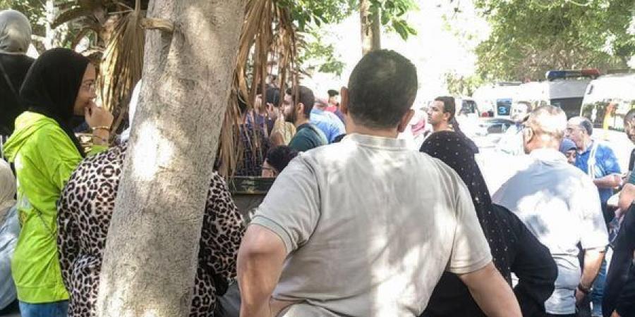 أولياء الأمور يدعمون أبناءهم الطلاب قبل دخول امتحاني الكيمياء والجغرافيا بلجان الثانوية بأسيوط (فيديو)