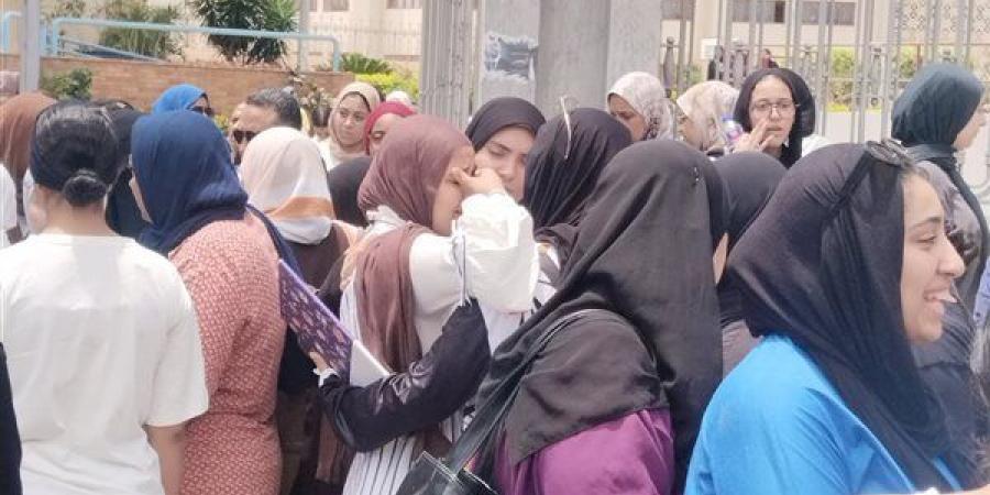 "الكيمياء عقدتنا"، صدمة وبكاء بين طلاب الثانوية العامة بالإسكندرية (فيديو وصور)