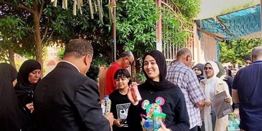 استقبال طلاب الثانوية العامة بالمياه والعصائر أمام لجان القليوبية (صور)
