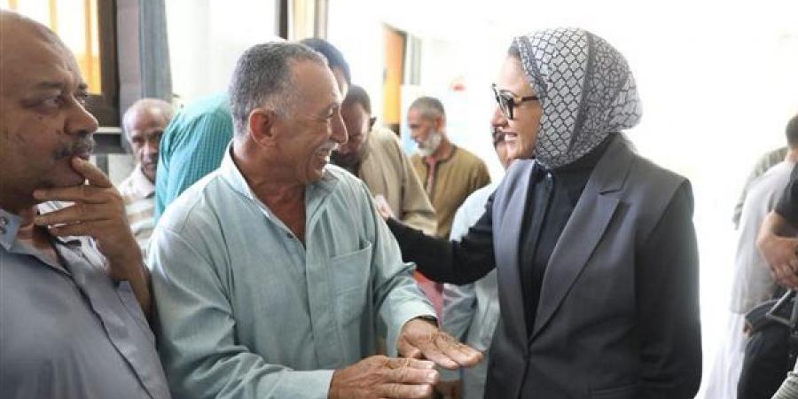جولة مفاجئة لمحافظ الوادي الجديد بالمركز التكنولوجي بالخارجة وتوجه بسرعة بحث الشكاوى وتبسيط الإجراءات