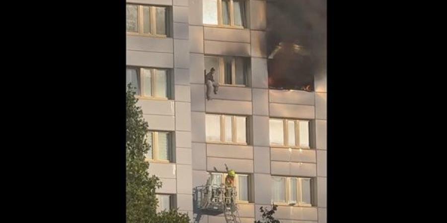 مقطع مرعب، العناية الإلهية تنقذ سيدة قفزت من الطابق الـ 11 هربًا من حريق (فيديو)