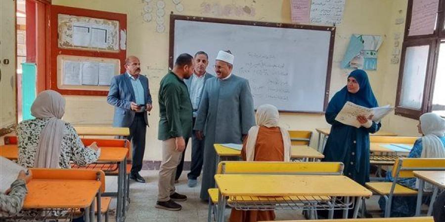 رئيس منطقة الإسماعيلية الأزهرية يتفقد لجنة الدور الثاني للثانوية بالتل الكبير