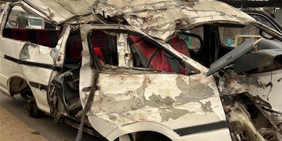 مصرع وإصابة 20 شخصا في انقلاب ميكروباص بطريق أسيوط الصحراوي الغربي