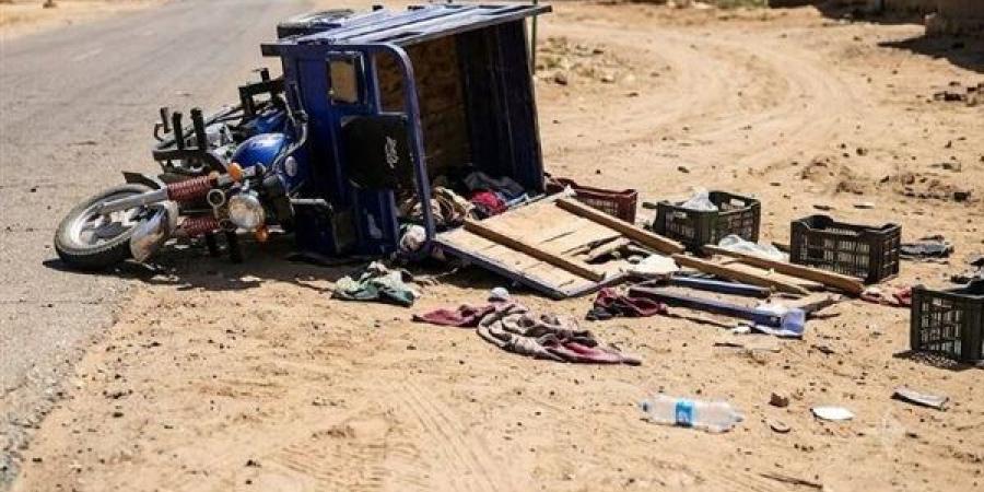 إصابة 3 أشخاص في انقلاب تروسيكل بقنا