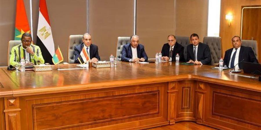 على طريق العالمية، وزير الخارجية يبحث مع رئيس هيئة الدواء فتح أسواق جديدة وزيادة الصادرات