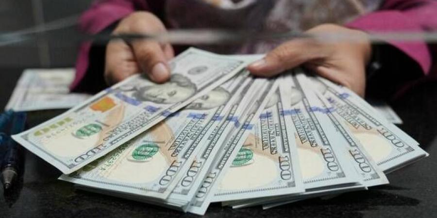 الدولار يقترب من أعلى مستوياته بأسبوعين وسط رهانات رفع الفائدة