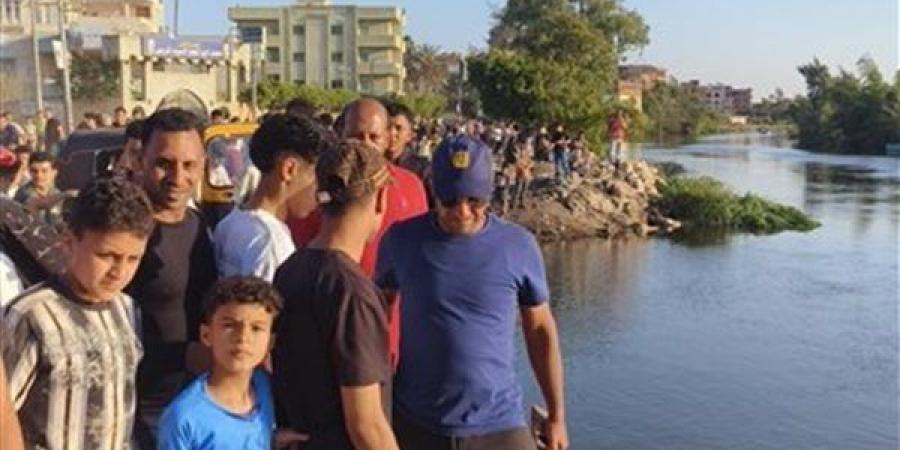 انتشال جثة شاب غرق أثناء الصيد في مياه طلخا بالدقهلية