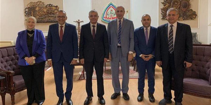 رئيس جامعة الزقازيق يستقبل وكيل معهد إعداد القادة الأسبق في ختام برنامج تأهيل القيادات الجامعية