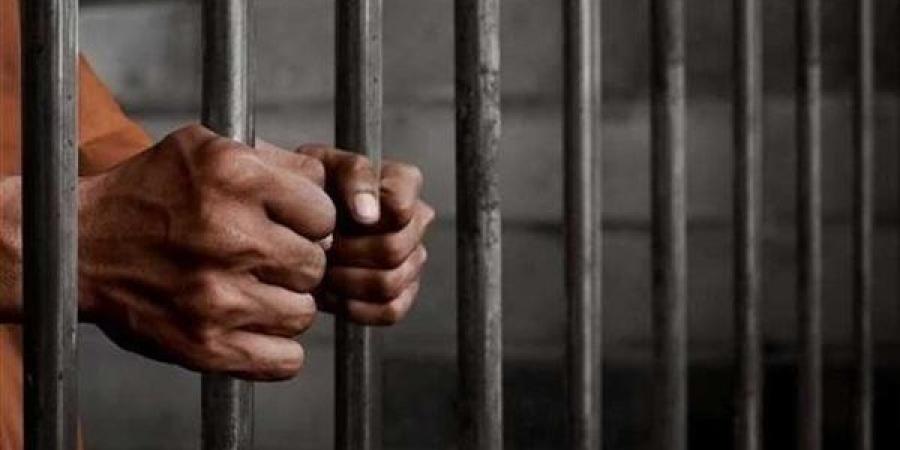 50 ألف جنيه للمحل.. اعترافات عاطل انتحل صفة موظف بحي بالقاهرة للنصب على أصحاب المحال