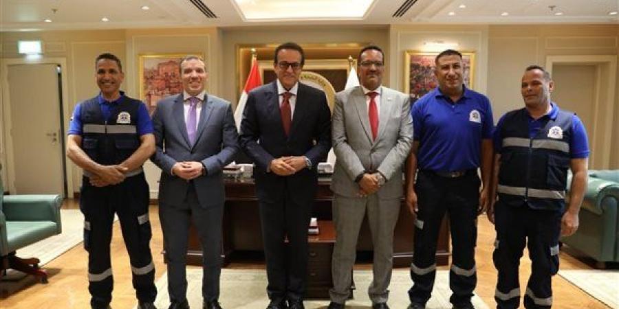 وزير الصحة يكرم فريقًا من رجال الإسعاف ويؤكد: خط الدفاع الأول لإنقاذ الأرواح