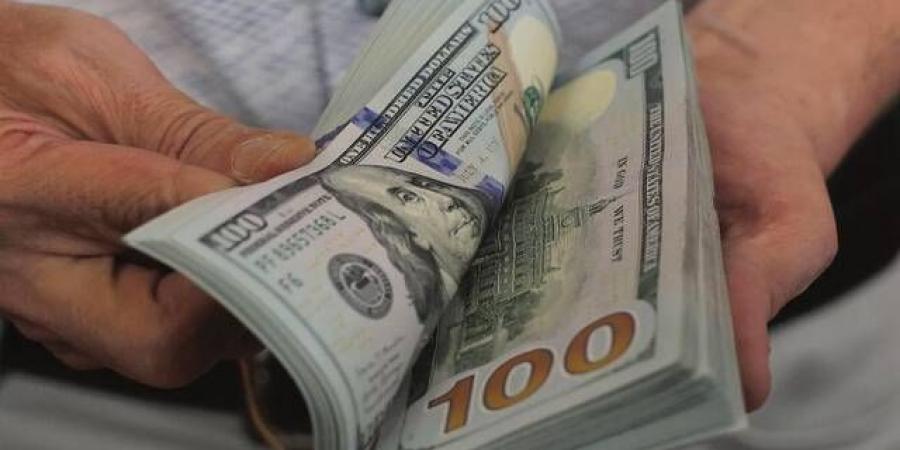 الدولار يتراجع مع انخفاض النفط والعوائد وترقب بيانات اقتصادية