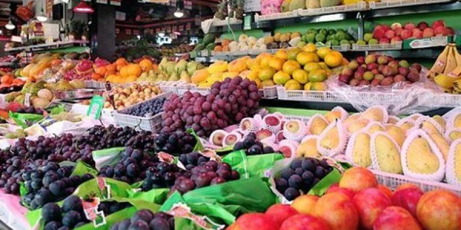 أسعار الفاكهة اليوم، انخفاض العنب الأحمر وارتفاع البلح بارحي 5 جنيهات
