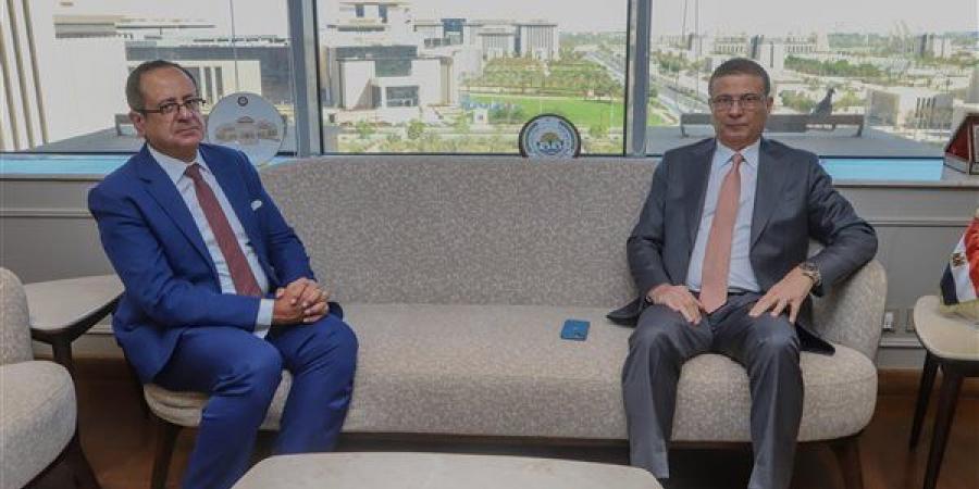 وزير الزراعة يبحث مع سفير مصر الجديد بالعراق آليات تطوير التعاون وتعزيز الاستثمارات