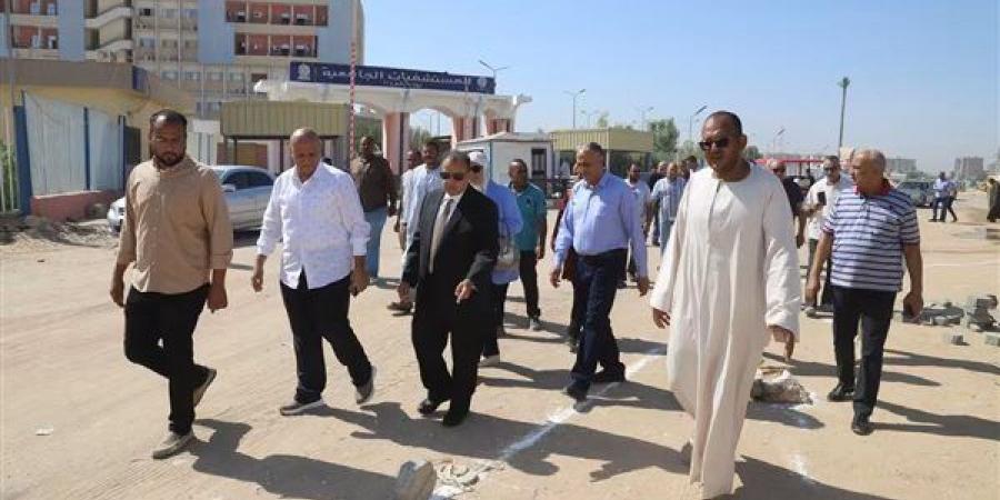 رئيس جامعة قنا يتفقد الموقع العام بحرم المستشفيات الجامعية ويوجه بسرعة إنشاء وحدات خدمية لخدمة المرضى والزوار (صور)