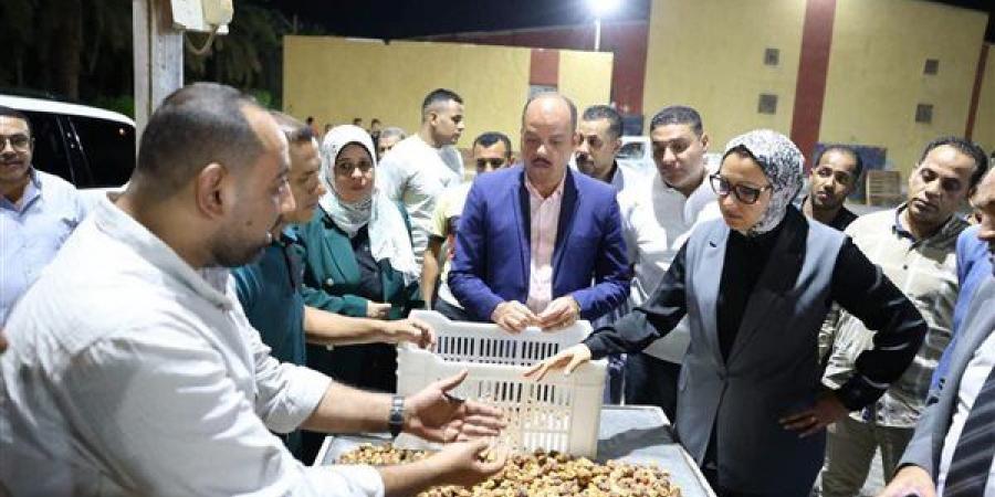 مع انطلاق موسم الحصاد، محافظ الوادي الجديد تتابع توريد وفرز التمور بمجمع التمور بالخارجة