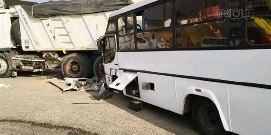 إصابة 13 شخصا في تصادم أتوبيس وتريلا بطريق الروبيكي بالشرقية (صور)